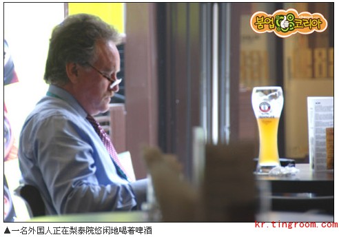 一名外国人正在梨泰院悠闲地喝着啤酒