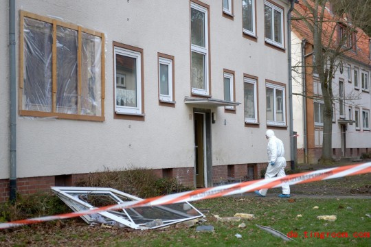 
Nach einer Explosion in einer Wohnung in Salzgitter (Niedersachsen) ist am Freitag eine Familie tot aufgefunden worden. Jetzt steht fest: der Vater erstach zuvor seine Freundin und die Tochter
