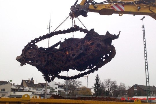 
Bei Bauarbeiten entdeckt: die Reste eines Panzers aus dem Zweiten Weltkrieg im Bahnhof Euskirchen (Nordrhein-Westfalen)
