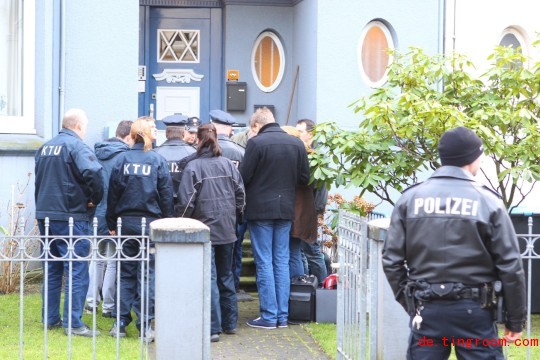
Einsatzkräfte vor dem Haus in Hamburg-Eppendorf, in dem es in der Nacht zu der Tragödie gekommen war
