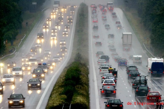 
Ein plötzlich einsetzender Starkregen hat auf der Autobahn 67 zwischen dem Rüsselsheimer Dreieck und dem Mönchof-Dreieck zu einer Massenkarambolage geführt

