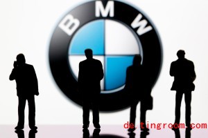 
Kleine Figuren stehen vor dem Logo des Unternehmens BMW: Mitarbeiter des Ko<em></em>nzerns bekommen neue Gestaltungsmöglichkeiten bei Arbeitszeiten eingeräumt
