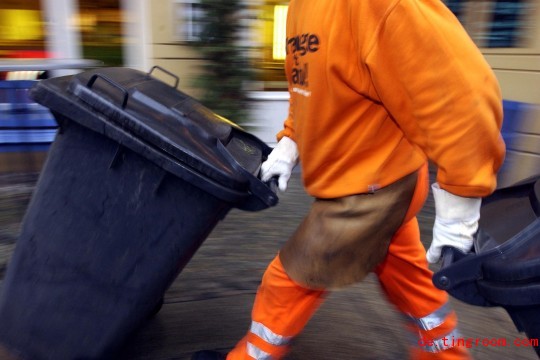 
Ein Münchner Müllmann hat bei seiner Arbeit rund 10.000 Euro gefunden. Er brachte das Geld zur Polizei
