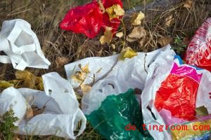 
Laut einer Studie wurden im Jahr 2012 6,1 Milliarden Plastiktüten ausgegeben. 3,2 Milliarden von ihnen waren nicht wiederverwendbar – weil sie zu klein oder dünn sind
