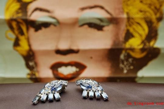 
Wenn Ohrringe aus dem Besitz Marilyn Mo<em></em>nroes versteigert werden – wie im April 2003 in der Lo<em></em>ndoner Tate Gallery –, dann blättern Sammler gern mehr hin, weil die Ohrringe in engem Körperko<em></em>ntakt mit dem Star standen
