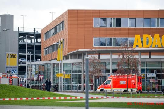 Einsatzfahrzeuge stehen am 28.02.2014 in Düsseldorf (Nordrhein-Westfalen) vor dem Bürogebäude, in dem eine Frau getötet wurde. Bei einer Bluttat in einem Düsseldorfer Bürokomplex ist eine Frau ums Leben gekommen. Foto: Jan-Philipp Strobel/dpa +++(c) dpa - Bildfunk+++