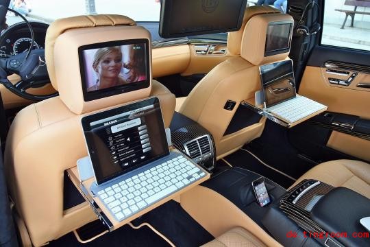 
Im Luxusliner „iBusiness“ des Auto-Tuners Brabus beherrschen Apple-Geräte bereits die Bordelektronik: Navi, Musik und andere Funktio<em></em>nen lassen sich per iPhone, iPad und iMac vom Fond aus steuern
