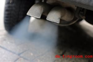 
Abgase strömen aus dem Auspuff eines Autos mit Dieselmotor
