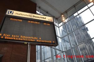 
An der Haltestelle im Bahnhof informiert die Anzeigentafel der Kölner Verkehrs-Betriebe über die Streiks
