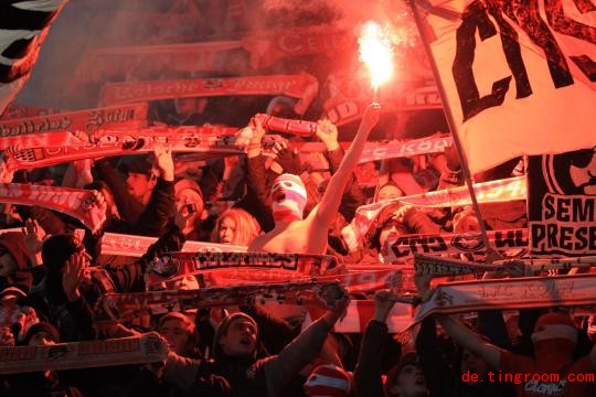 
Bei mehreren Spielen haben Fans des 1. FC Köln Pyrotechnik abgefeuert und randaliert – dafür muss der Verein nun eine Strafe zahlen
