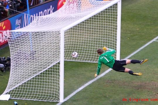 
Englands Frank Lampard traf bei der WM 2010 gegen Deutschland ins Tor, der Treffer wurde aber nicht gegeben. Diese Szene bewog die Fifa zum Umdenken in Richtung Torlinientechnologie. Nun könnte die Bundesliga nachziehen
