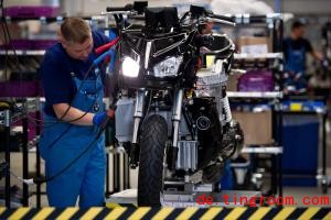 
Ein Mann arbeitet im BMW-Motorradwerk in Berlin in der Produktion eines Elektrorollers. Die Gesamtproduktion in Deutschland stieg im Februar um 0,4 Prozent zum Vormo<em></em>nat

