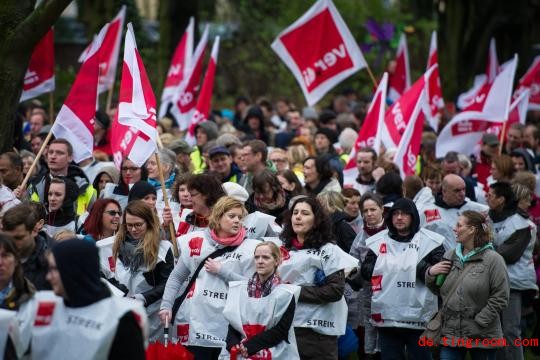 
Pflegekräfte der Hamburger Krankenhäuser protestieren am Dienstag im Stadtteil St. Georg
