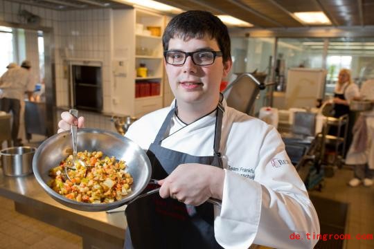 
Der Koch-Azubi Oliver Bödicker steht in der Großküche einer Bank in Frankfurt am Main. Der 20-Jährige macht eine Ausbildung zum Koch. Damit hat er einen Ausbildungsweg eingeschlagen, den immer weniger junge Menschen wählen
