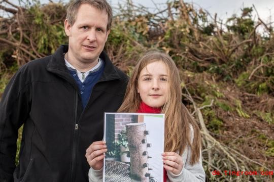 
Die 12-jährige Nane S. und ihr Vater Stefan vor dem aufgeschichteten Holzhaufen, in dem das Mädchen mit einer Freundin die Munition gefunden hatte. Das Foto zeigt den mit Munition präparierten Holzstamm
