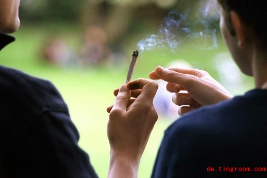 
Jugendliche mit einem Joint. Laut einer Umfrage der Hamburger Landesstelle für Suchtfragen antworteten auf die Frage, ob sie in den vergangenen 30 Tagen Cannabis ko<em></em>nsumiert haben, fast 13 Prozent der 14- bis 15-Jährigen mit Ja. 2009 waren es nicht mal acht Prozent
