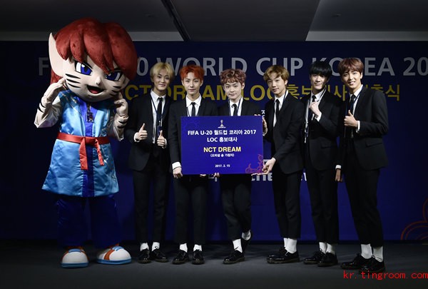 NCT DREAM (左边起，MARK，仁俊，辰乐，志晟，JENO，楷灿）