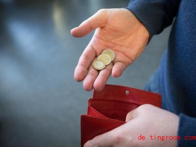  Profis kÃ¶nnen helfen, wenn jemand zu viele Schulden hat und das Geld nicht mehr reicht. Foto: Friso Gentsch/dpa 