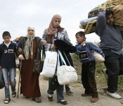 عائلة سورية متجهة إلى لبنان