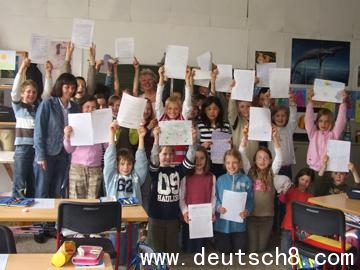 Antonia Stahn gemeinsam mit der Klasse 3d der Ludgeri-Grundschule in Billerbeck