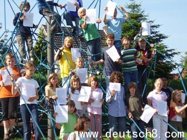 Antonia Stahn gemeinsam mit der 4. Klasse der Brigidenschule in Legden