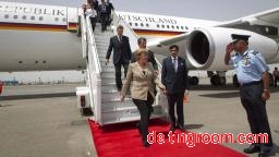 Angela Merkel kommt auf dem Flughafen Neu Dehli an. (Foto: dpa)
