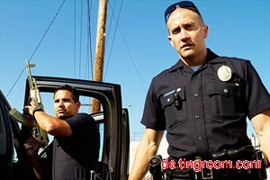 Polizisten in South Central L. A. arbeiten unter erhöhter Lebensgefahr: Jake Gyllenhaal (re.) und Michael Peña in David Ayers packendem Cop-Thriller "End of Watch". 