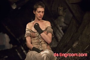 Anne Hathaway als gefallenes Mädchen Fantine in dem für acht Oscars nominierten Musical "Les Misérables".