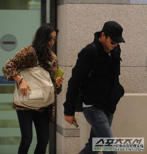 图文：张东健携女友结束度假返韩 机场甜蜜亮相