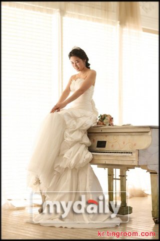 洁白长裙端坐钢琴上