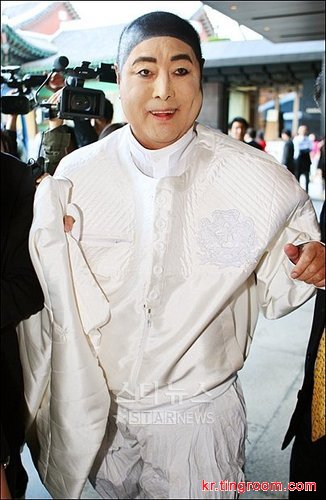 韩时尚大师安德鲁·金肺炎急入院 现已脱离危险