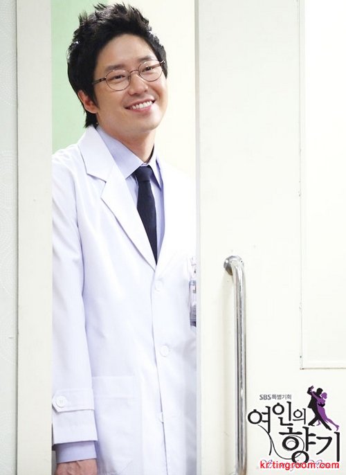 严基俊饰演的医生男二号蔡恩锡只是表面冷酷
