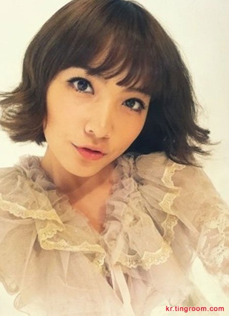 Kara姜智英公开新发型照片 剪短发显年龄小