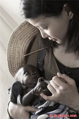李诗英非洲参加公益活动 照顾当地生病儿童