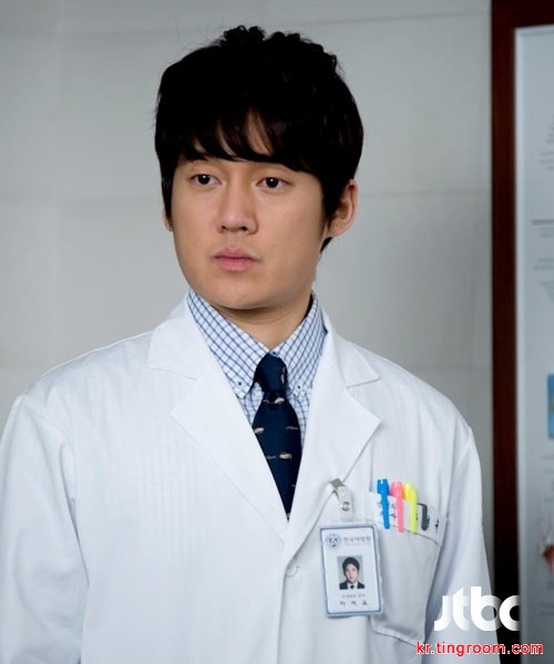 jTBC周一二的医学剧《综合症》从剧情上来说到目前为止，还算是一部好看的剧