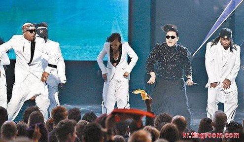 Psy跟MC Hammer以一黑一白西装为大会演出。